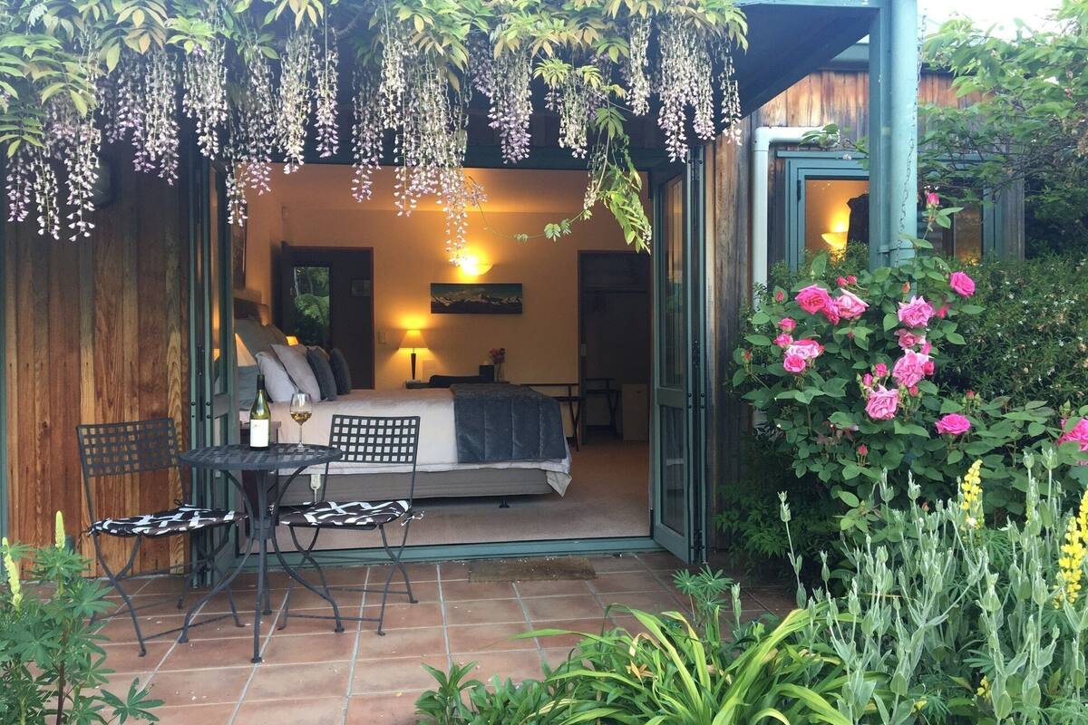 Executive Studio Suite | In-room safe, desk, iron/ironing board, free WiFi