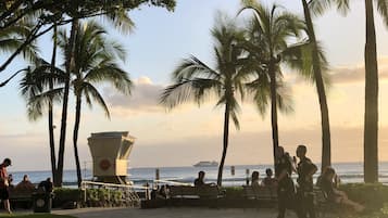 Nära stranden, vit sandstrand, solstolar och parasoller