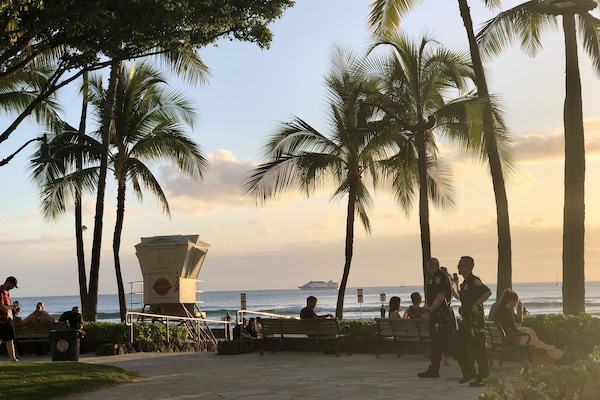 Una playa cerca, arena blanca, sillas reclinables de playa, sombrillas