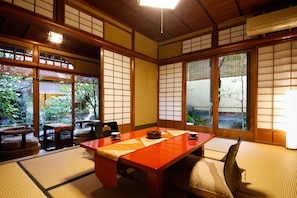 Traditional-Zimmer, Gartenblick (Japanese Style) | Gebäudedesign