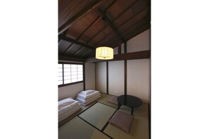 Traditional House, 2 Bedrooms, Kitchen, Garden View
