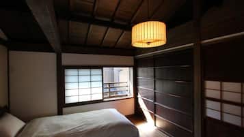 Casa tradicional, 2 habitaciones, cocina, vista al jardín | Caja de seguridad en la habitación y decoración personalizada