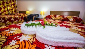 Escritorio, tabla de planchar con plancha y ropa de cama