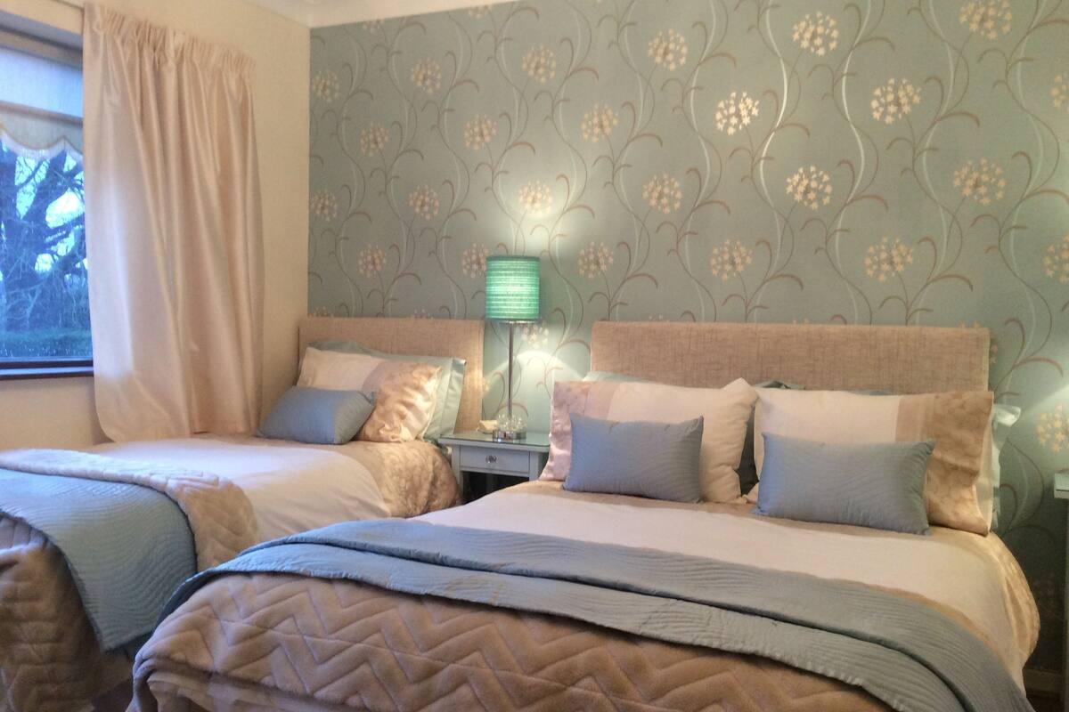 Double single room Ensuite | Cots/infant beds, rollaway beds, free WiFi
