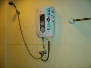 Buồng tắm vòi sen, khăn tắm