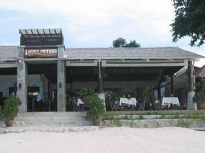 Un edificio con un letrero que dice 'Lucky Mother Restaurant'.