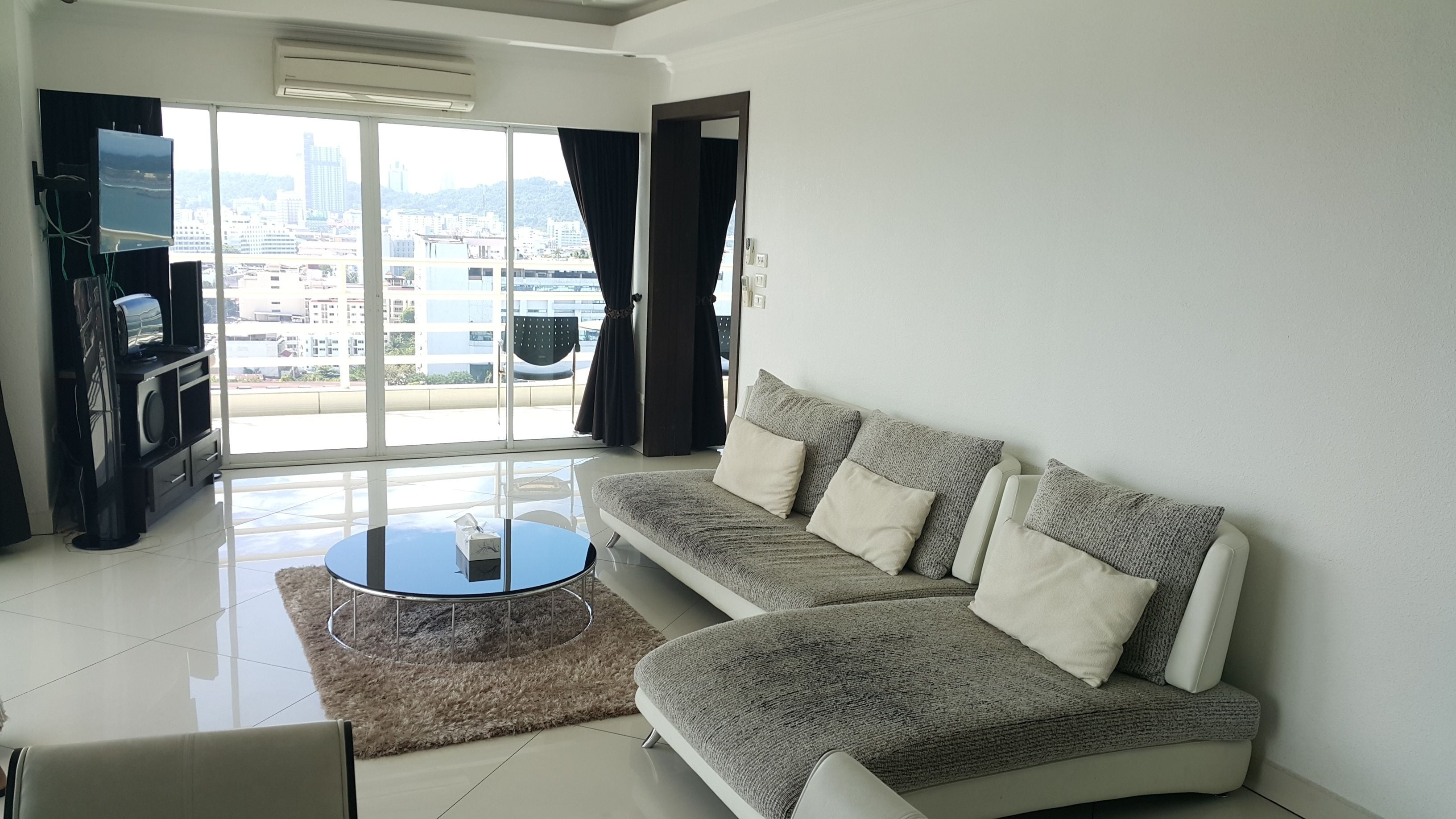 Royal Suite | Living room | 40-inch LCD TV with cable channels, TV