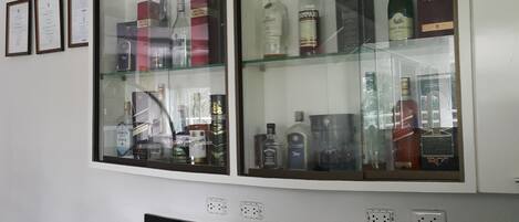Une vitrine contenant diverses bouteilles et bouteilles de spiritueux, ainsi que des boîtes.