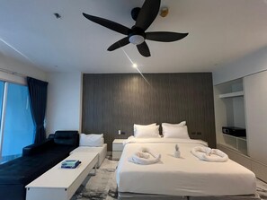 Studio standard No View | Down duvets, in-room safe, individually decorated - Vtsix Condo Service at View Talay Condo (Pattaya)