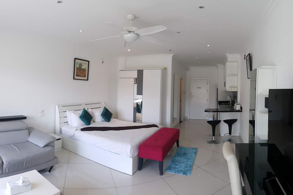 STUDIO VIP FLOOR LEVEL 5 TO 7 | Down comforters, in-room safe, individually decorated