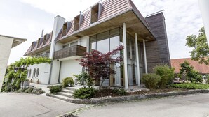 A modern two-story building with a sloped roof, large windows, and a small balcony. - Hotel & Restaurant die Linde (Wangen)