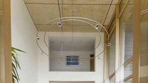 A spacious lobby with a high ceiling, a reception desk, and seating areas. - Hotel & Restaurant die Linde (Wangen)