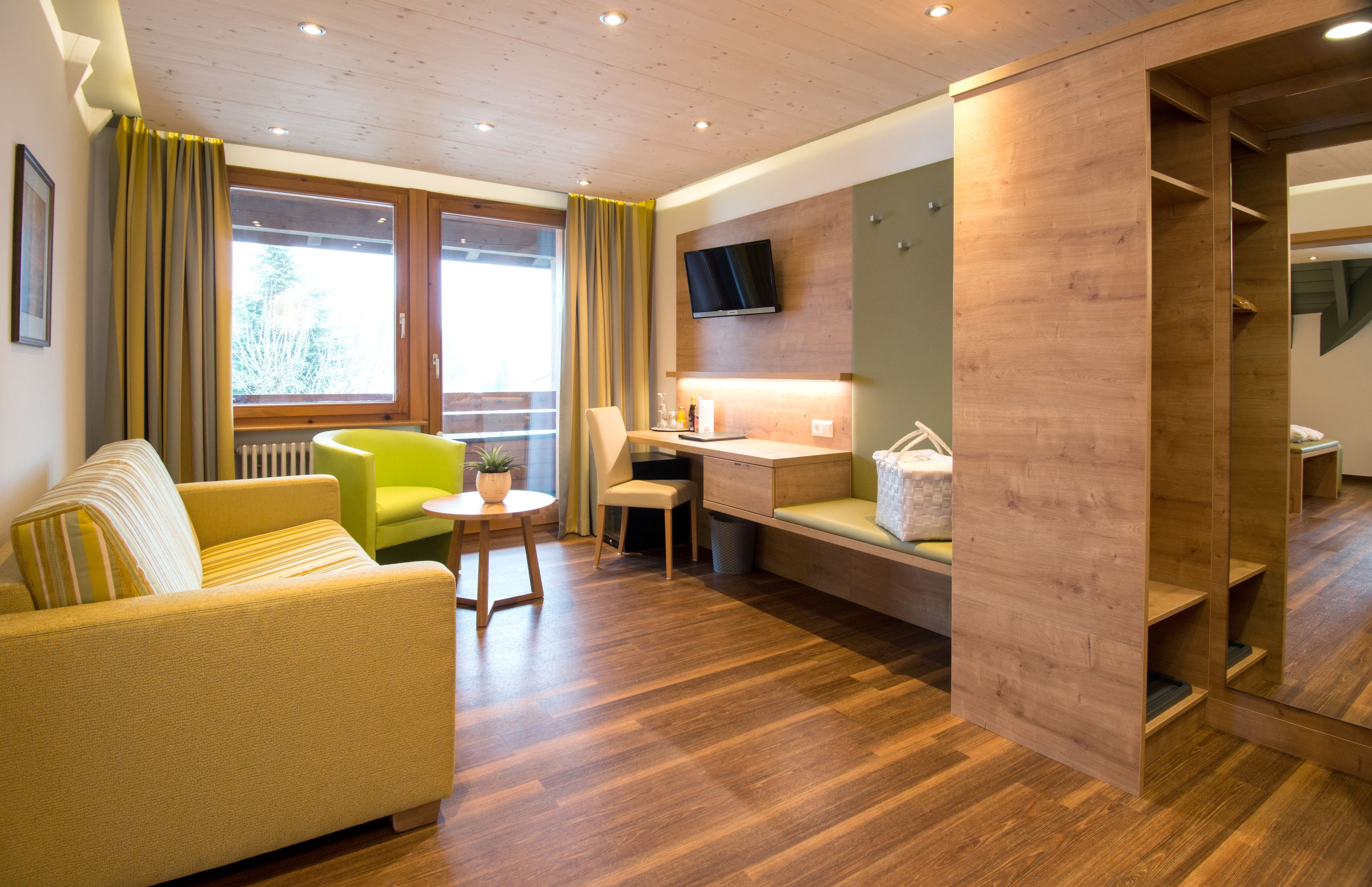 deluxe room (c) | 1 bedroom, hypo-allergenic bedding, in-room safe, individually decorated