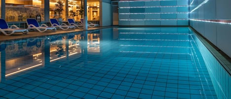 Indoor pool, pool loungers