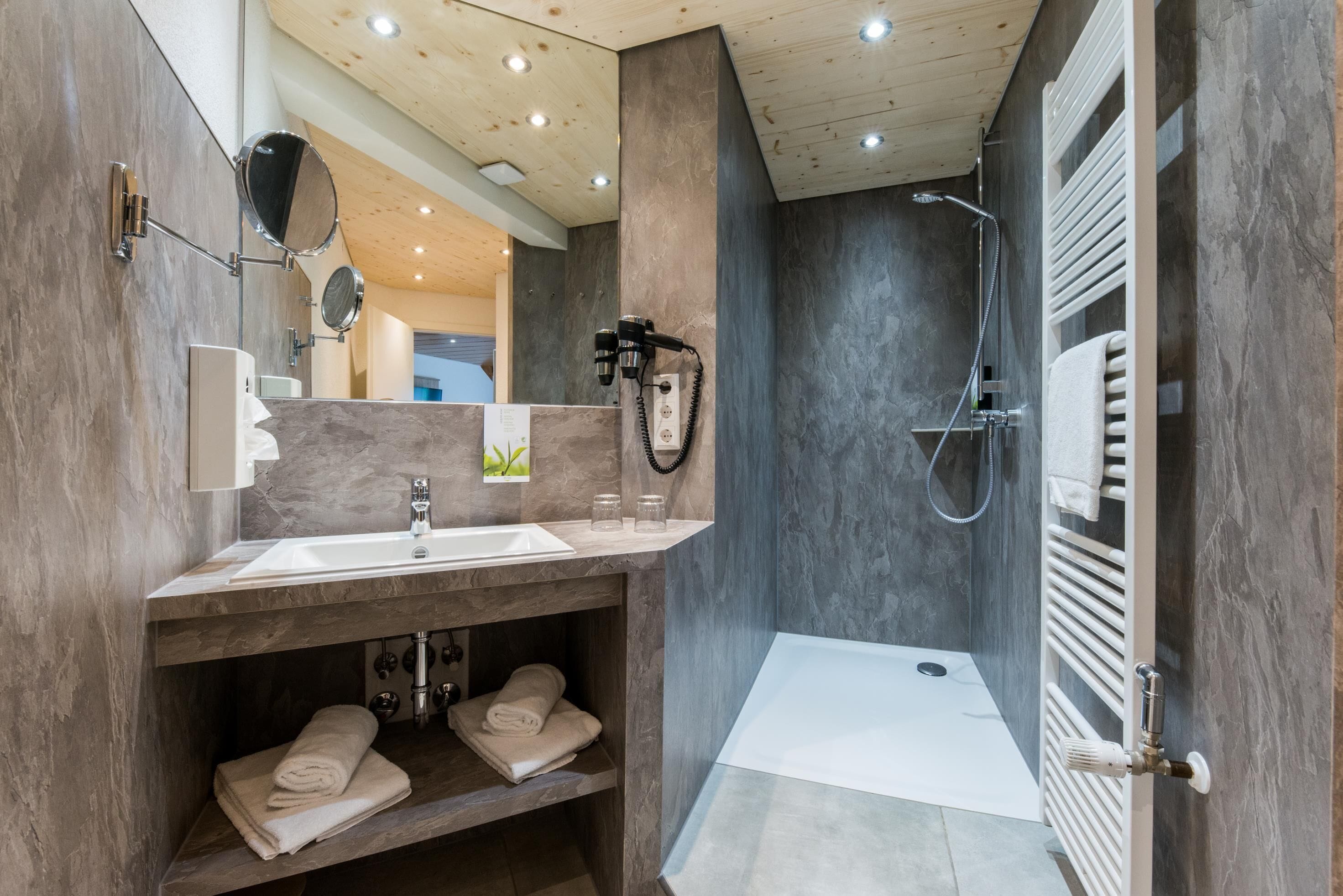 Deluxe Room (C) | Bathroom