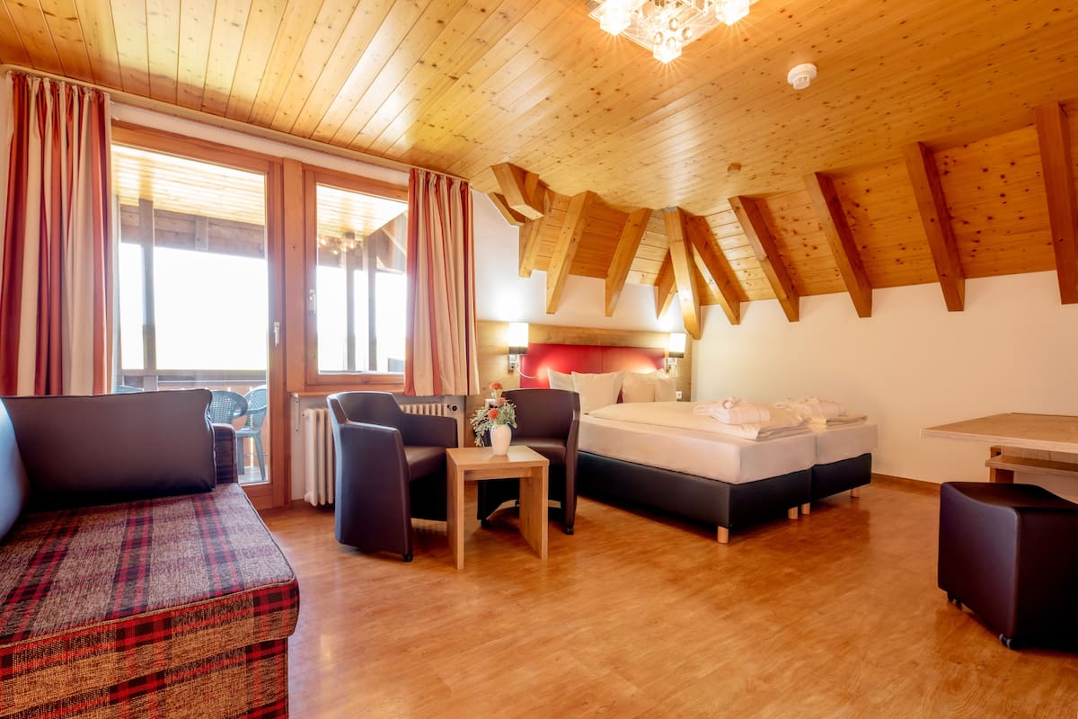 Deluxe-Zimmer A | Allergikerbettwaren, Zimmersafe, individuell dekoriert