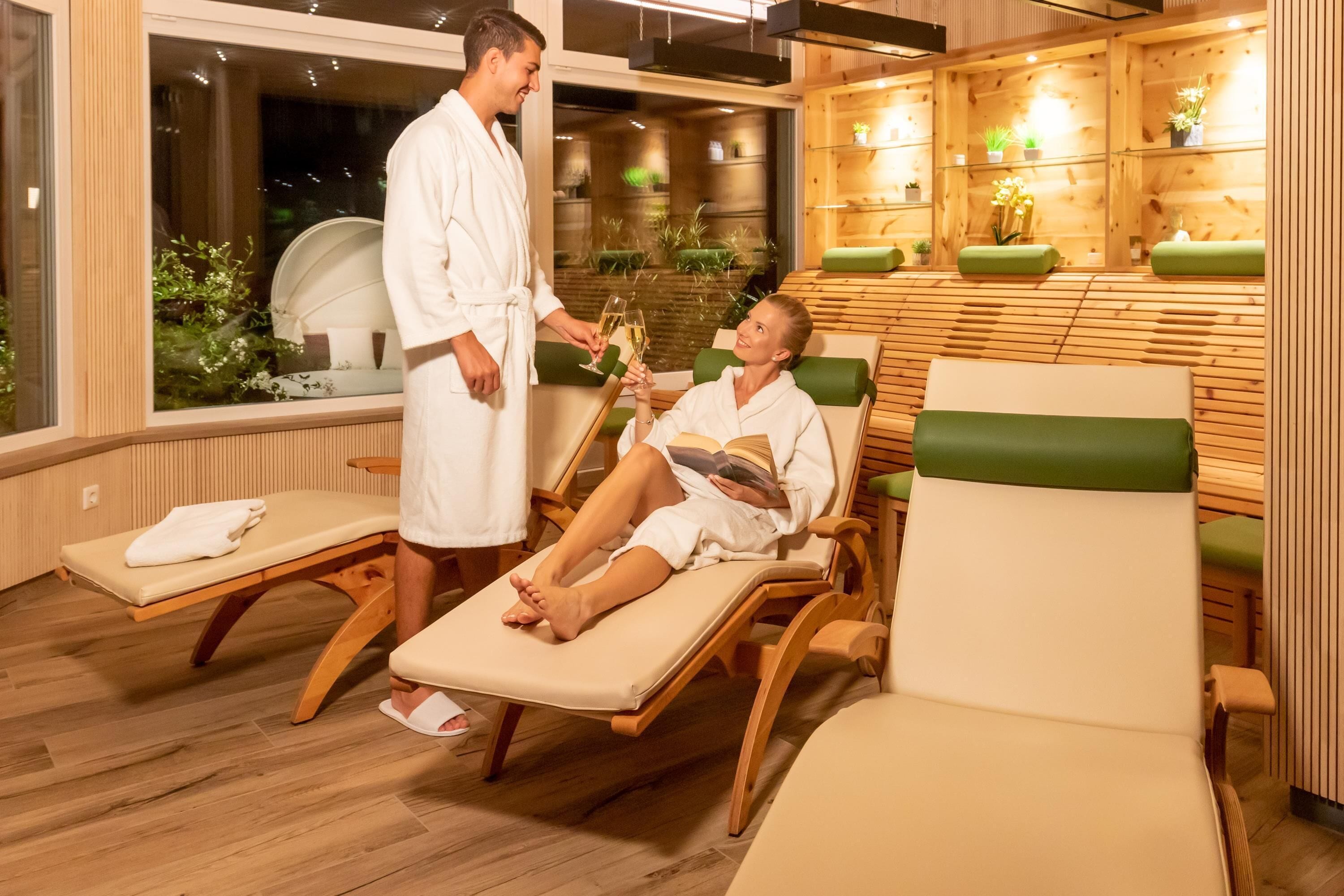 sauna, body treatments, aromatherapy, hot stone massages, body wraps