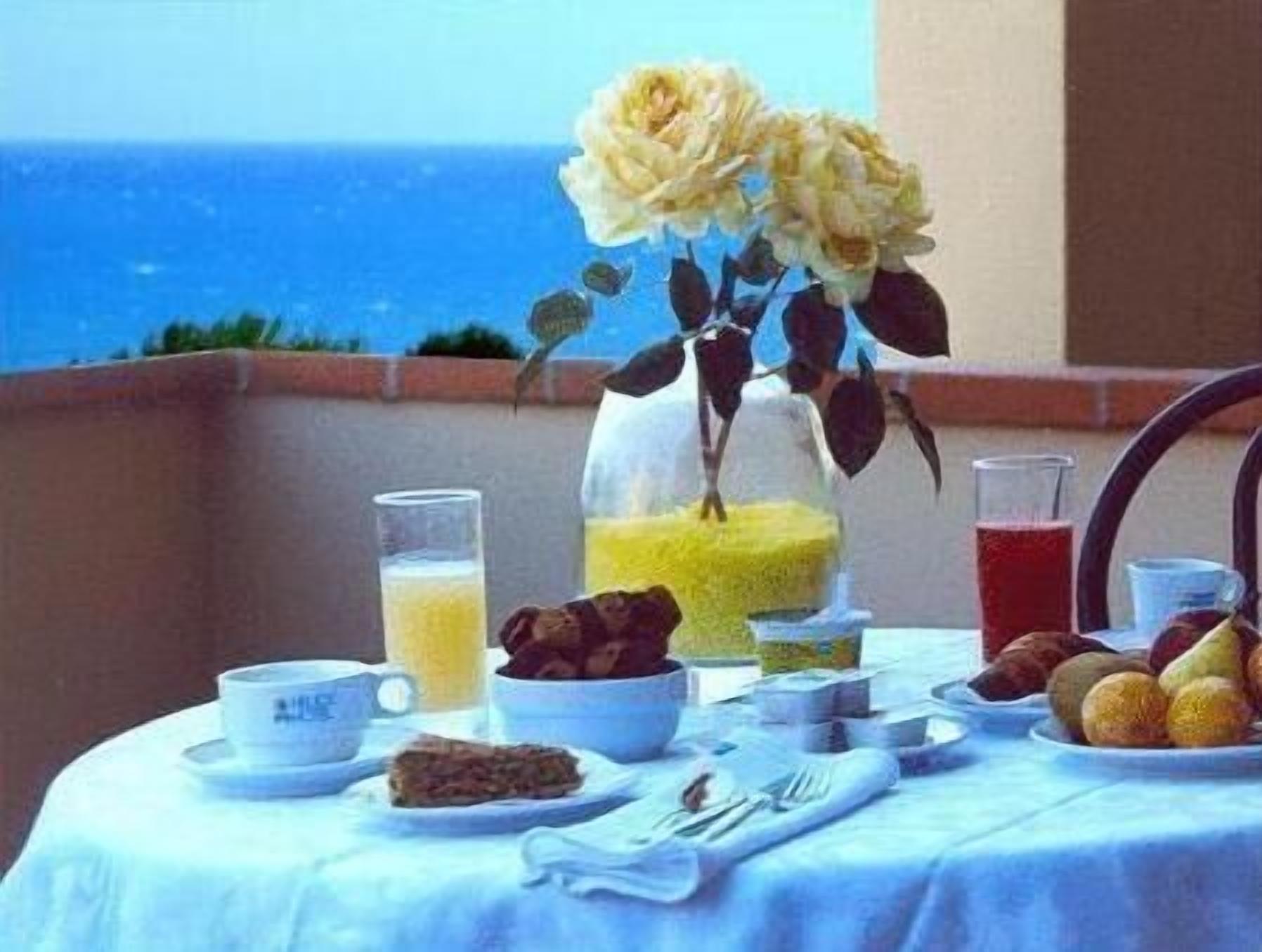 daily buffet breakfast for a fee