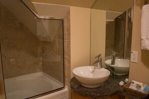 Suite, 1 Bedroom | Bathroom | Free toiletries, hair dryer, towels - Genelle House B&B Guest House (Genelle)