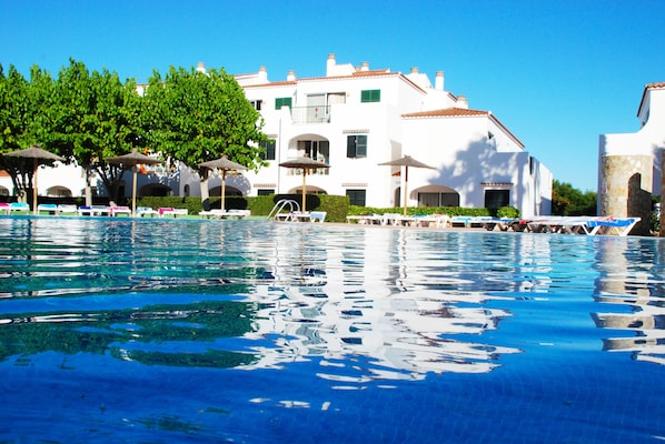 Piscina all'aperto, ombrelloni da piscina, lettini