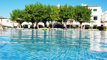 Piscine extérieure, parasols de plage, chaises longues