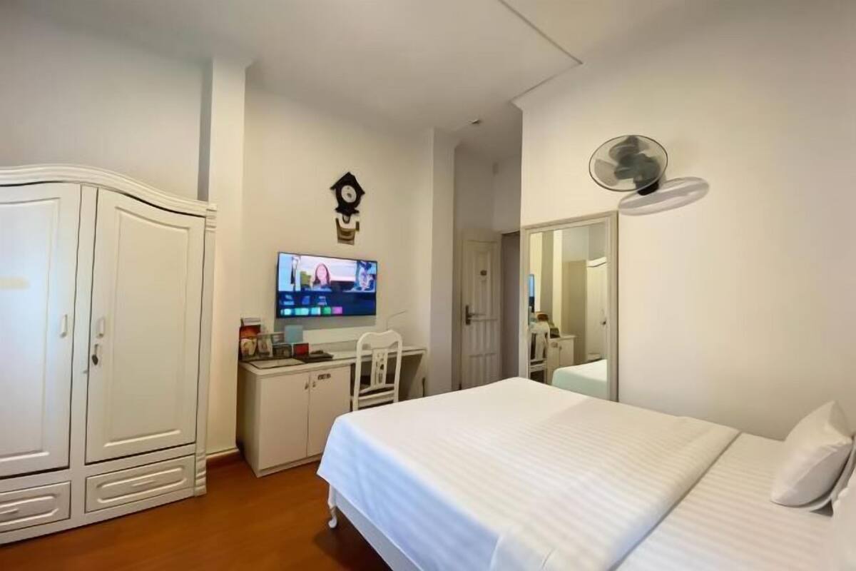 Minibar, in-room safe, iron/ironing board, free WiFi