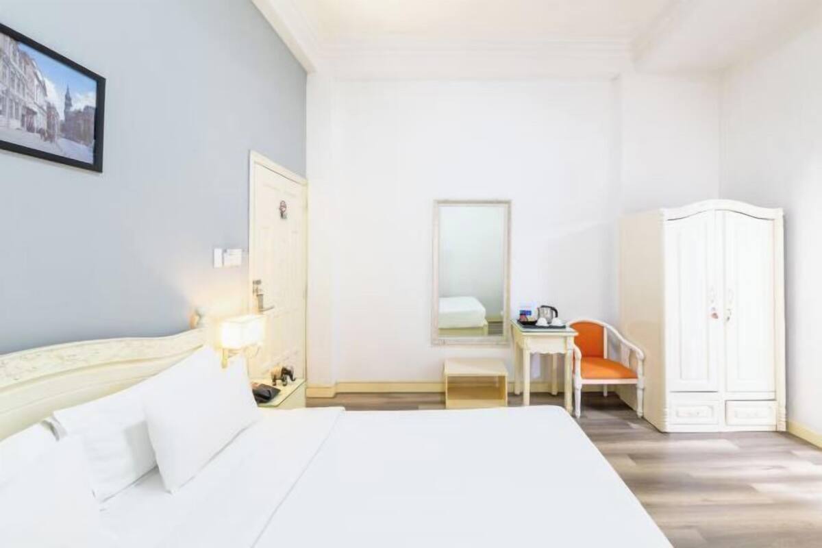 Minibar, in-room safe, iron/ironing board, travel cot