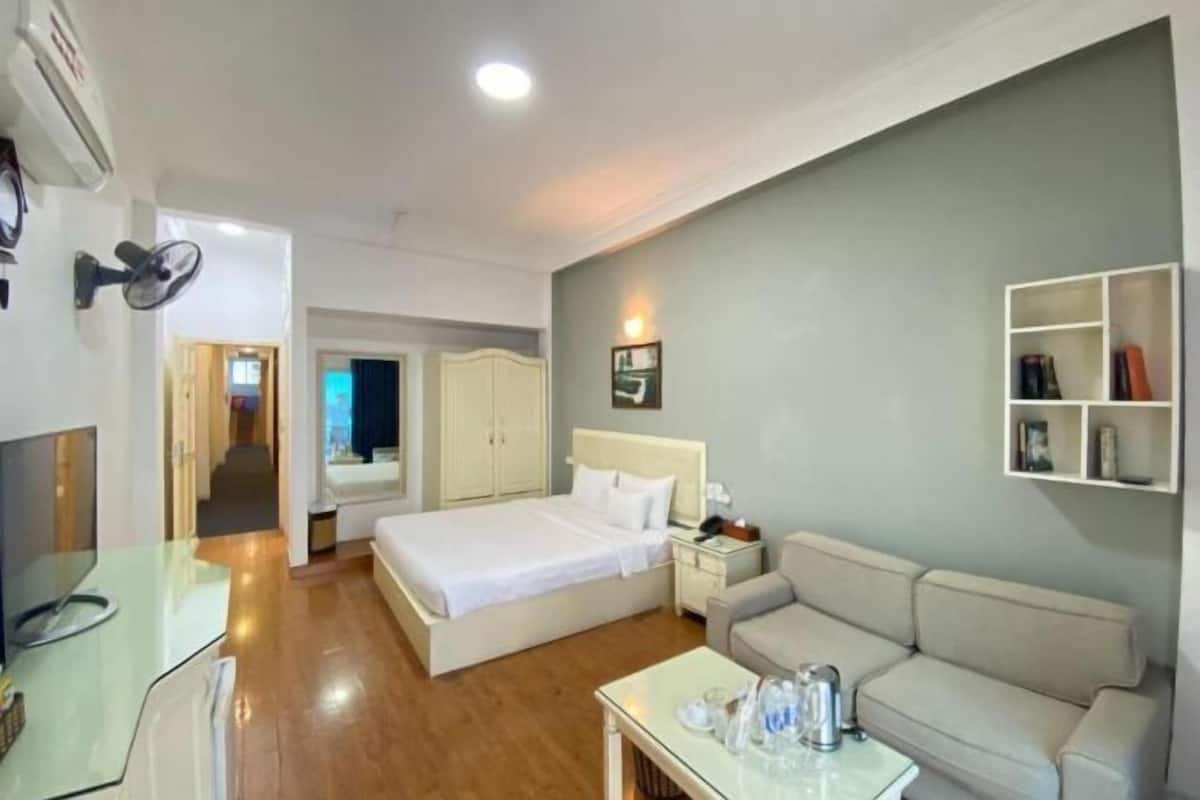 Minibar, in-room safe, iron/ironing board, free WiFi