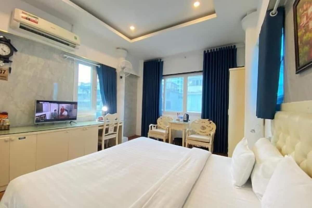 Minibar, in-room safe, iron/ironing board, free WiFi