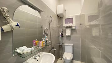 Habitación doble estándar | Baño | Amenidades de baño gratuitas, secadora de cabello, batas, pantuflas