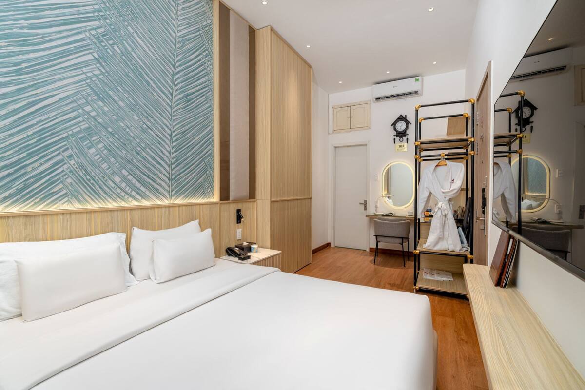 Superior Double Room | Minibar, in-room safe, iron/ironing board, travel cot