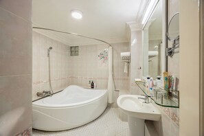 Deluxe Double Room | Bathroom
