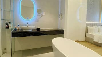 Quarto família, ar-condicionado, vista para a cidade (Family Suite Room) | Banheiro | Produtos de toalete grátis, secador de cabelo, roupões de banho