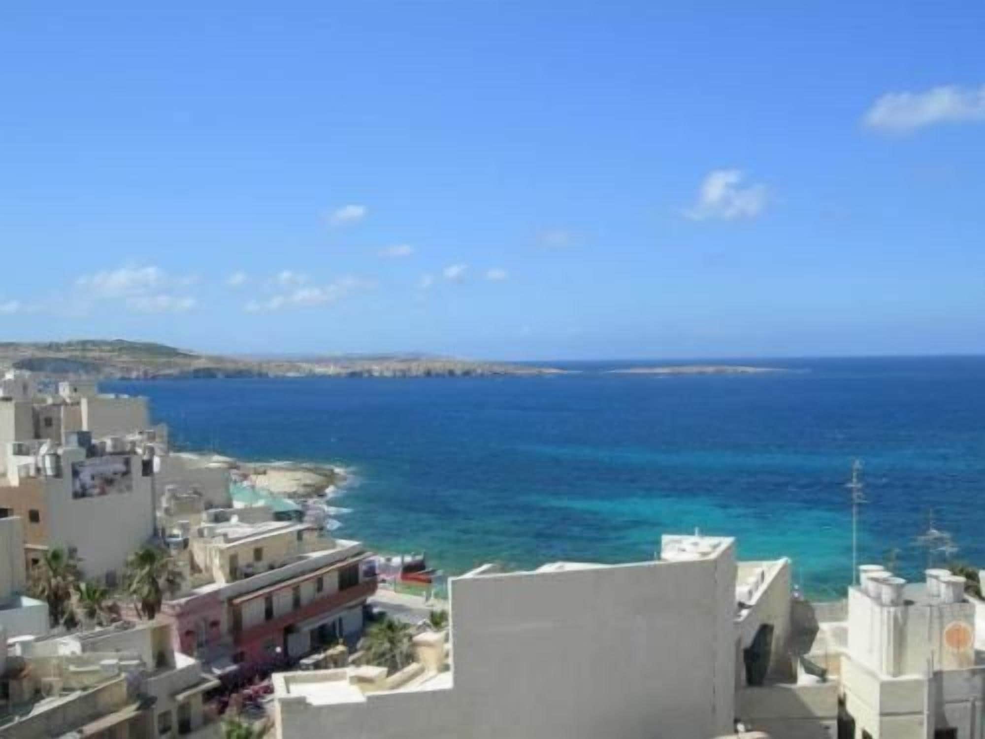 Un paisaje urbano costero con edificios que dan al mar.