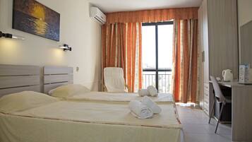 In-room safe, soundproofing, free WiFi, bed sheets