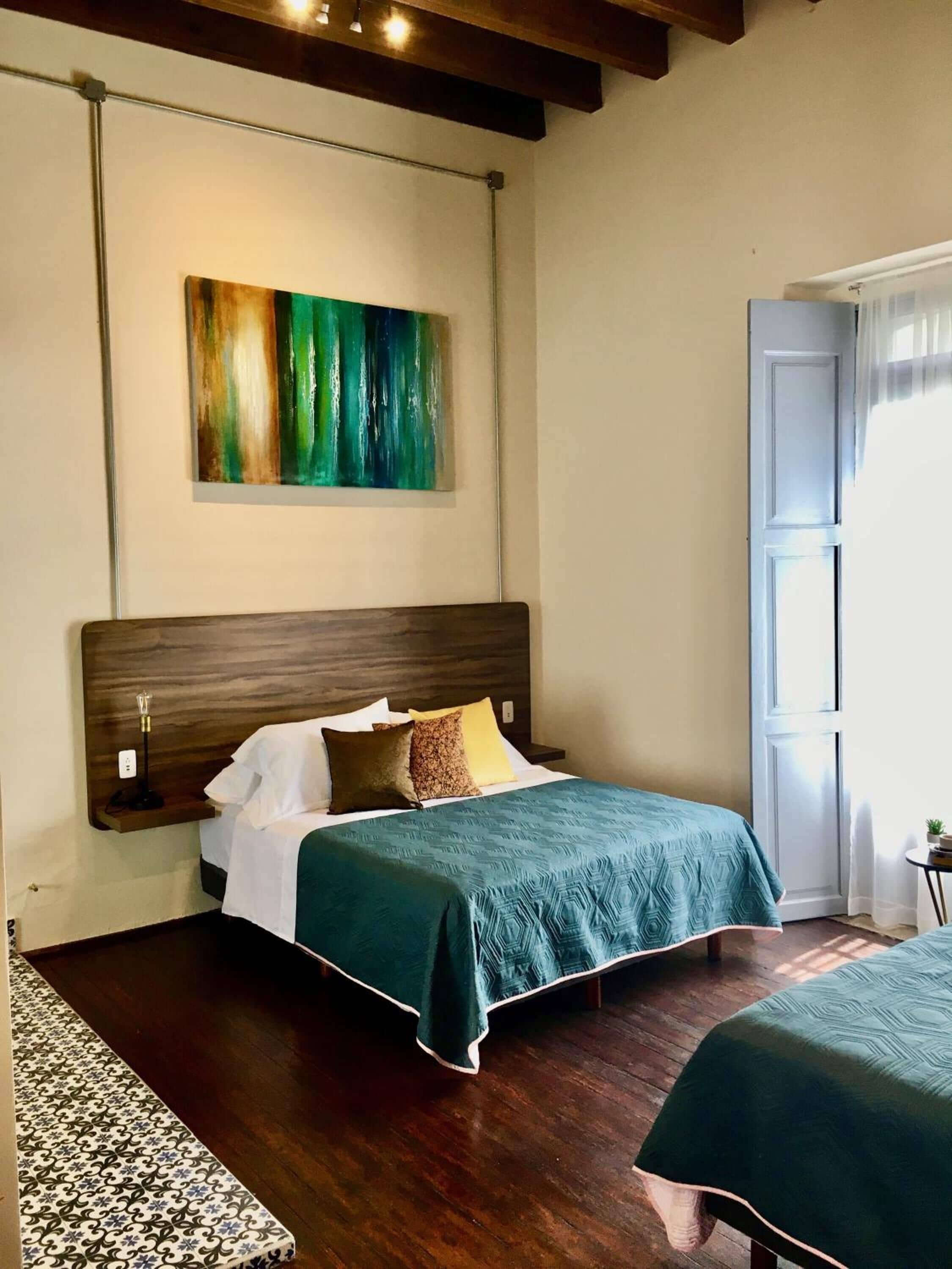 Caja fuerte, sistema de insonorización, wifi gratis y ropa de cama