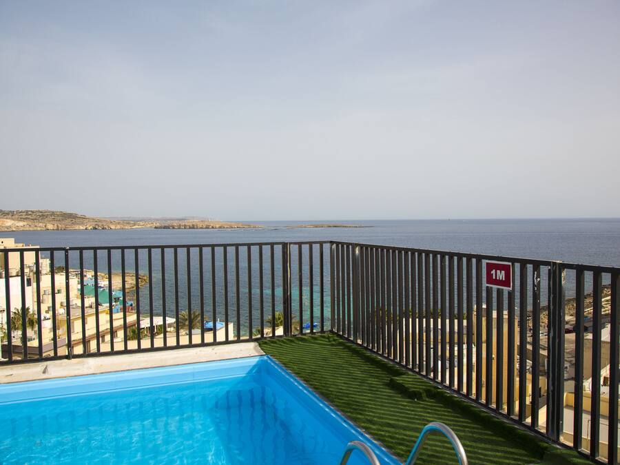 Una piscina al aire libre de temporada