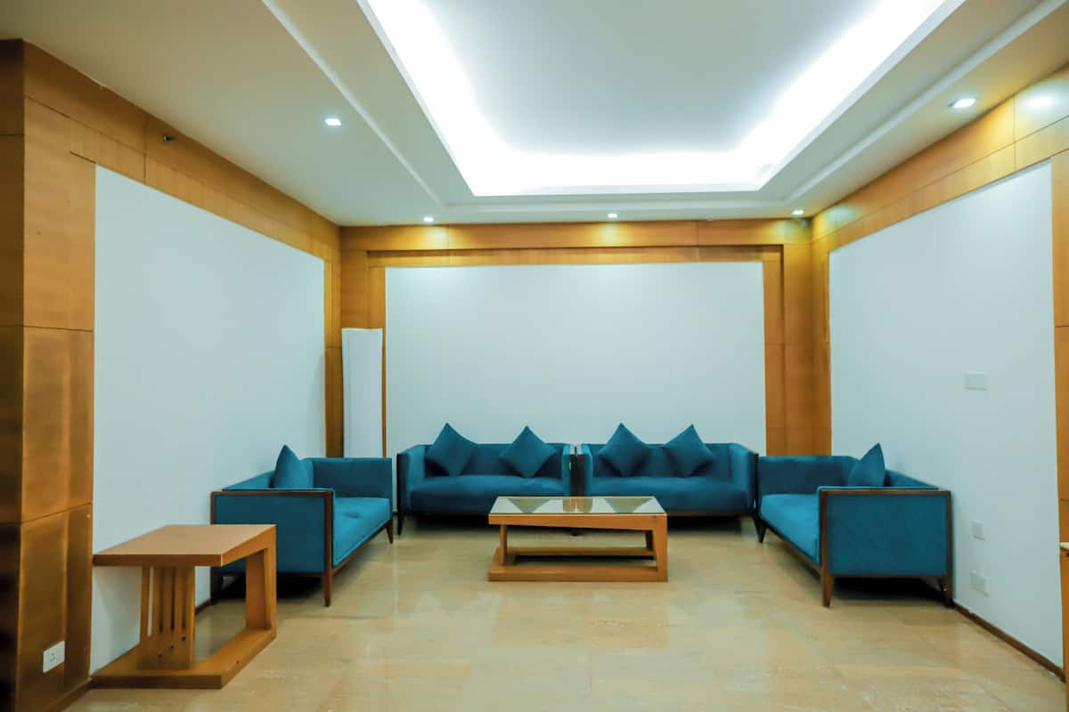 Family Suite, 2 Bedrooms, Balcony, Garden View | Living area