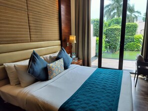 Deluxe Room, Bathtub, Garden View | Premium bedding, minibar, in-room safe, desk - Oodles Hotel Chhattarpur South Delhi (New Delhi)