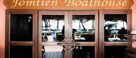 Spécialités Cuisine internationale, vue sur la plage