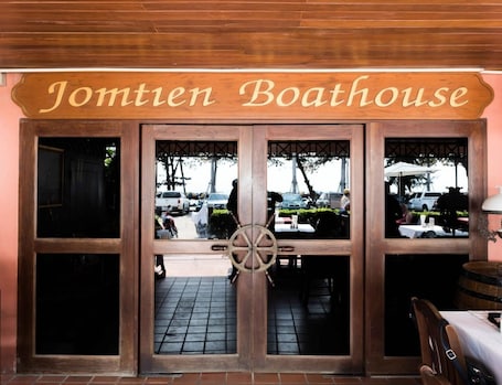 Restaurant. Jomtien Boathouse