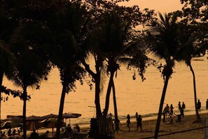 På stranden, hvidt sand
