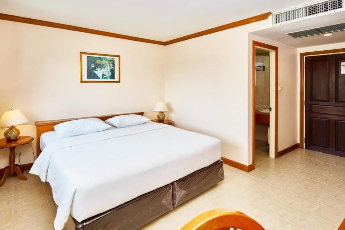 In-room safe, free cribs/infant beds, rollaway beds, free WiFi
