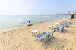Di pantai dan pasir putih