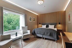 Ropa de cama de alta calidad, cubrecamas, escritorio y wifi gratis