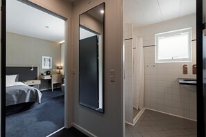 Quarto solteiro standard | Roupas de cama premium, edredons de pluma, escrivaninha