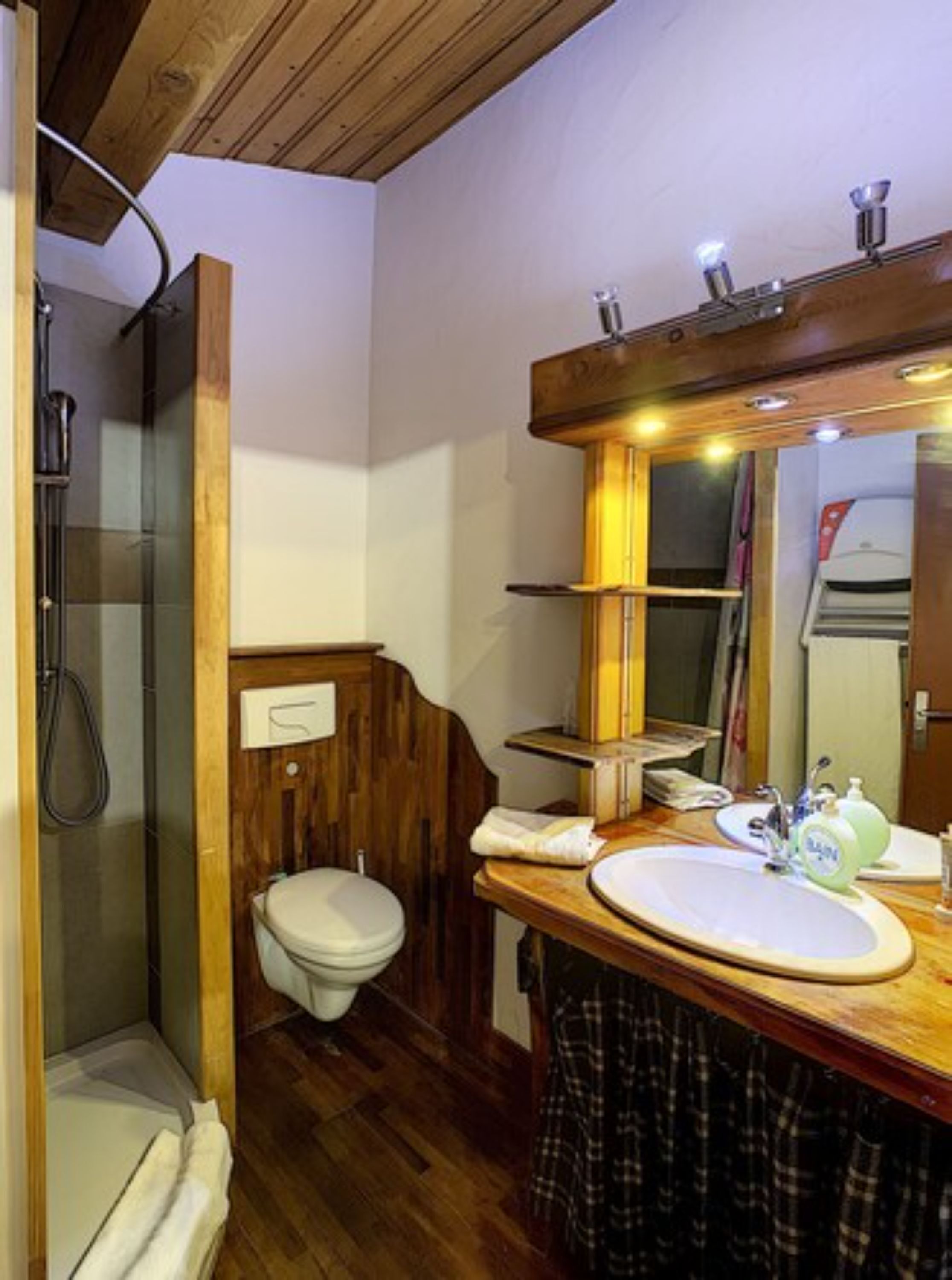 economy room, 2 bedrooms | bathroom shower