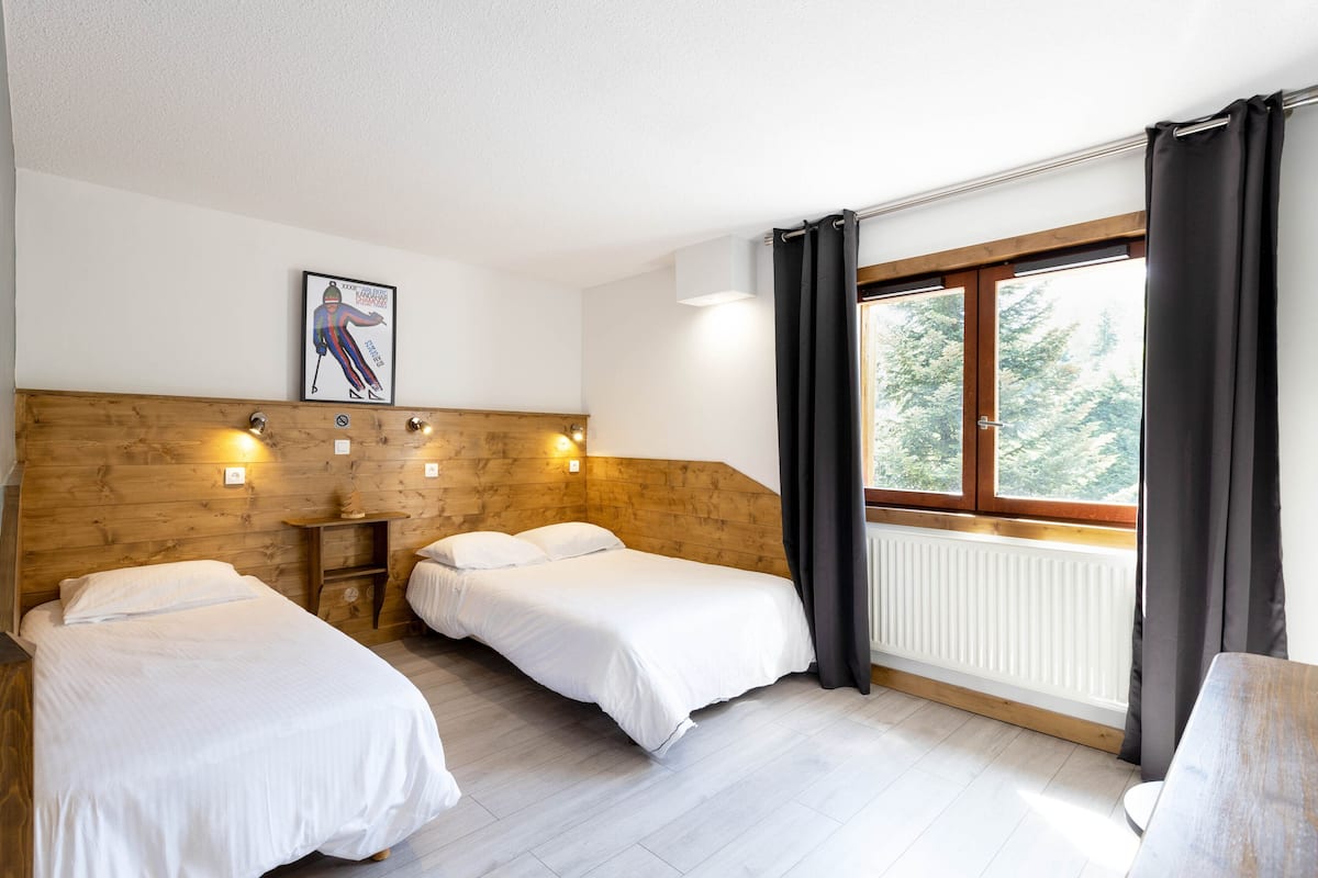 superior triple room | desk, soundproofing, iron/ironing board, bed sheets