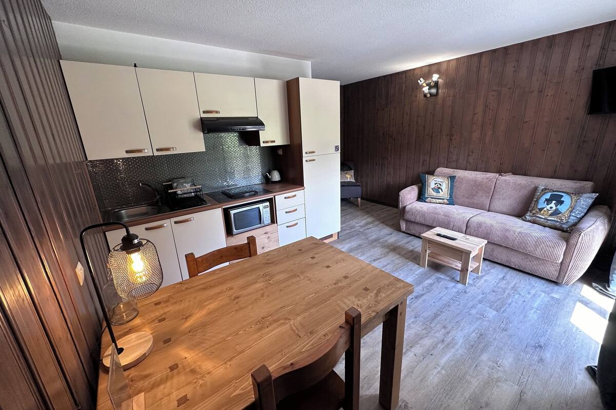 desk, soundproofing, iron/ironing board, bed sheets