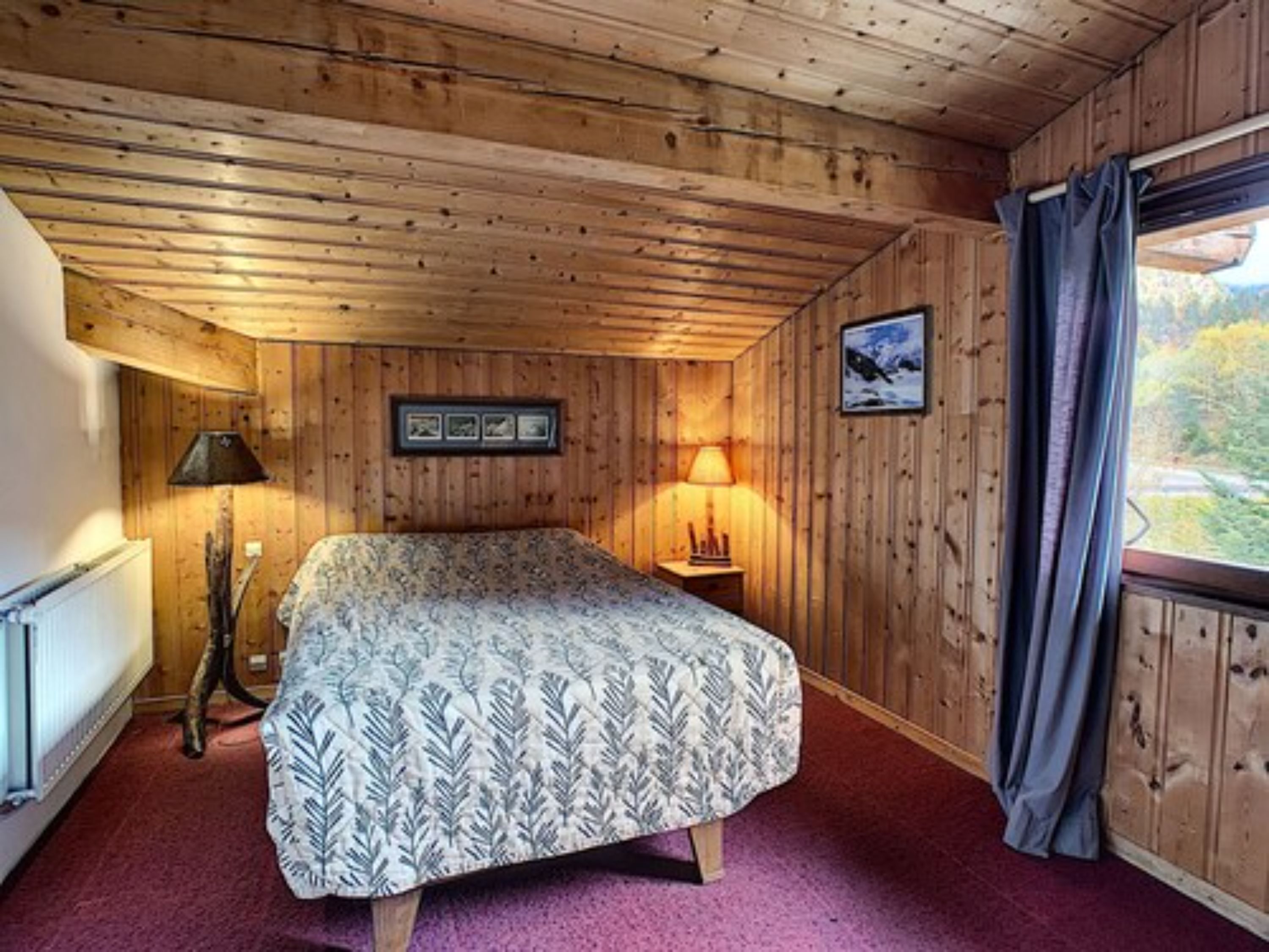 desk, soundproofing, iron/ironing board, bed sheets